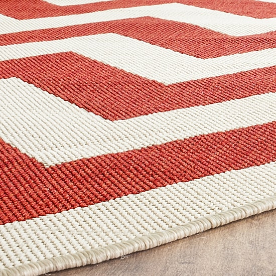 Safavieh Courtyard Collection Cennetig Chevron Indoor/Outdoor Runner Rug