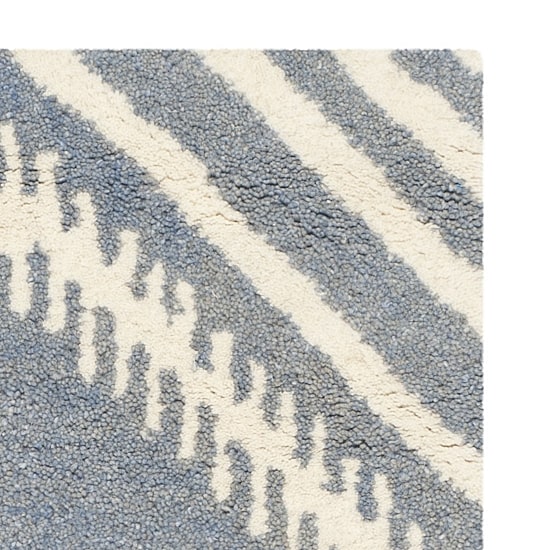 Safavieh Capri Collection Ronni Chevron Runner Rug