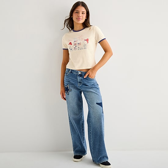 Womens Juniors Crew Neck Short Sleeve Regular Fit Peanuts Graphic T-Shirt