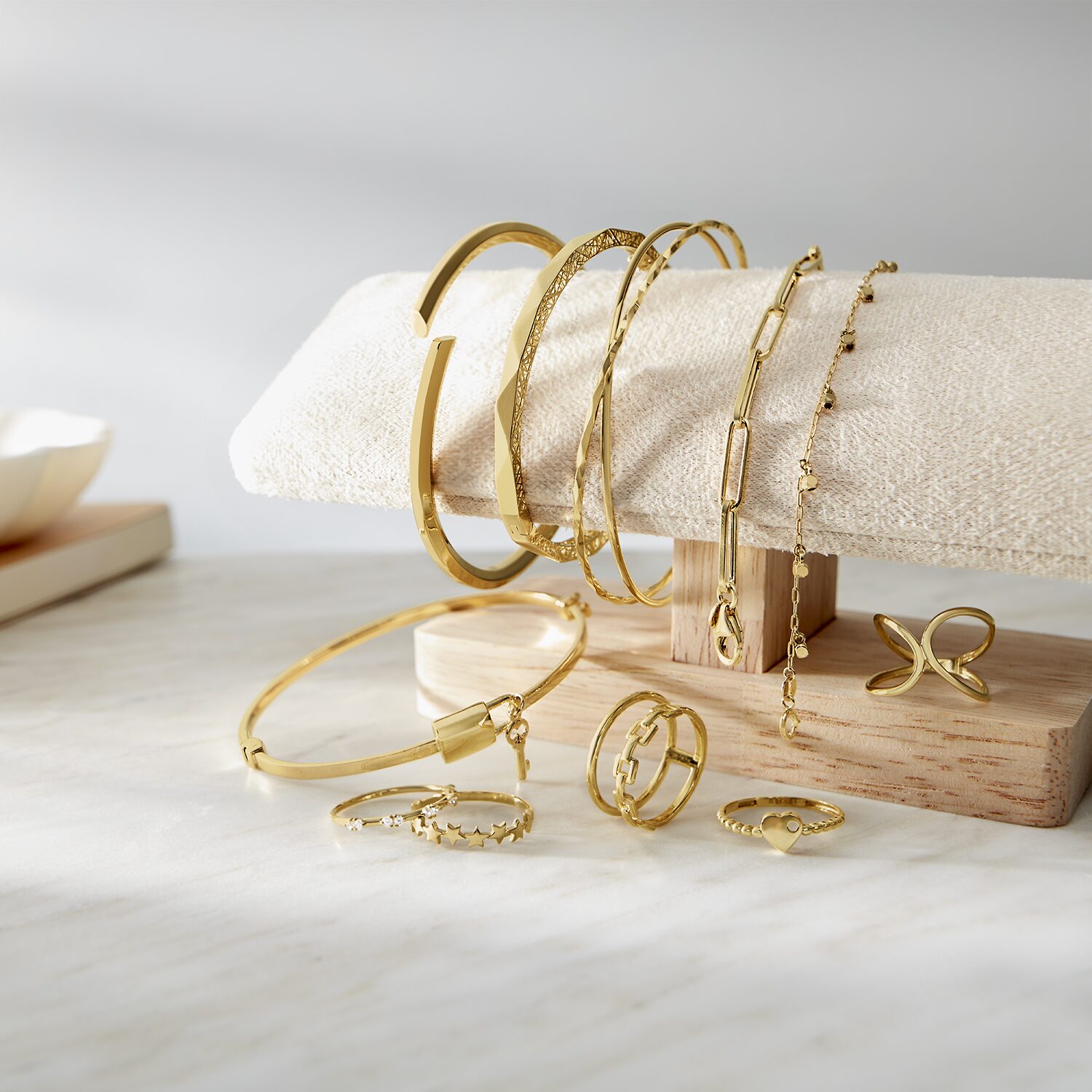 Gold Addiction Womens 10K Heart Round Band