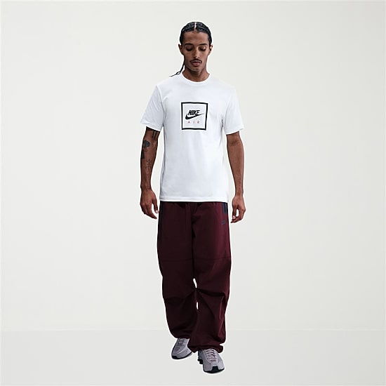 Nike Mens Crew Neck Short Sleeve Classic Fit Graphic T-Shirt