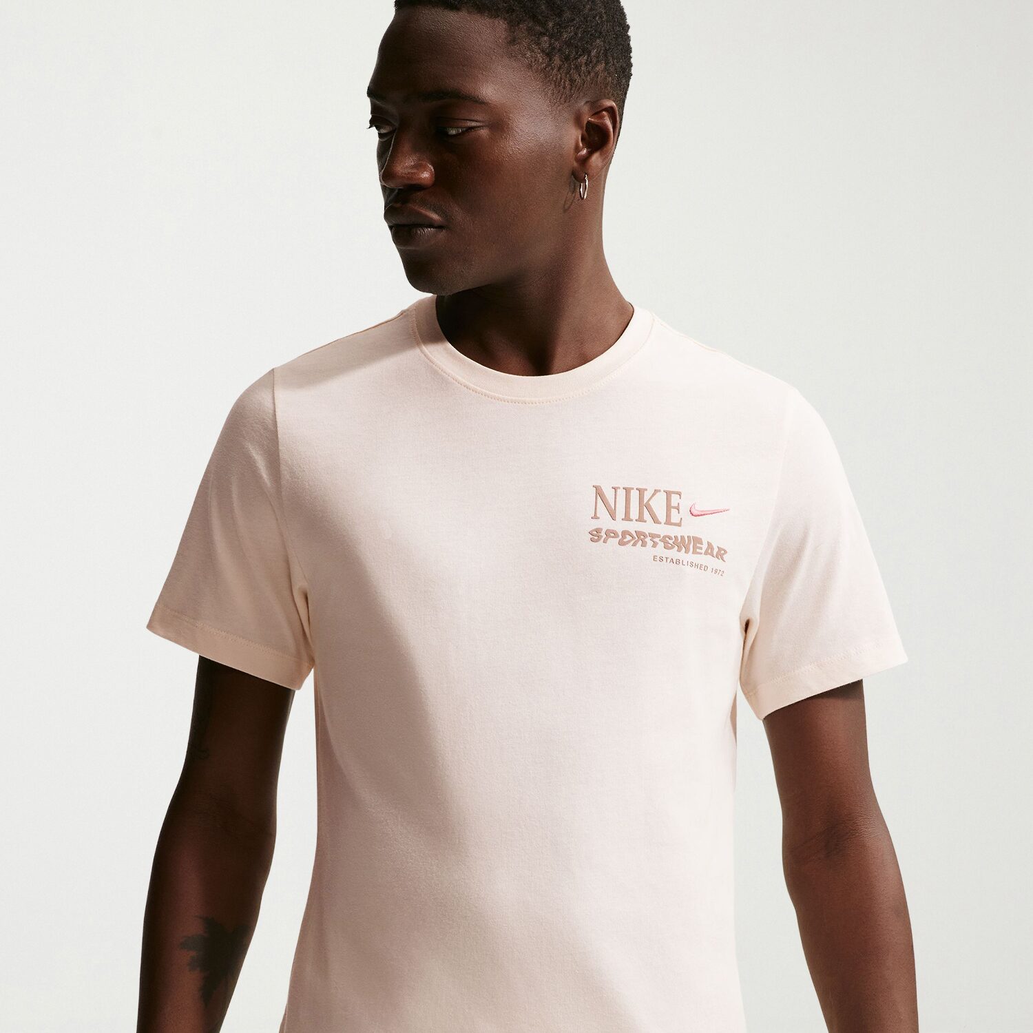 Nike Mens Crew Neck Short Sleeve Classic Fit Graphic T-Shirt