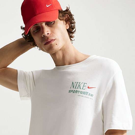 Nike Mens Crew Neck Short Sleeve Classic Fit Graphic T-Shirt