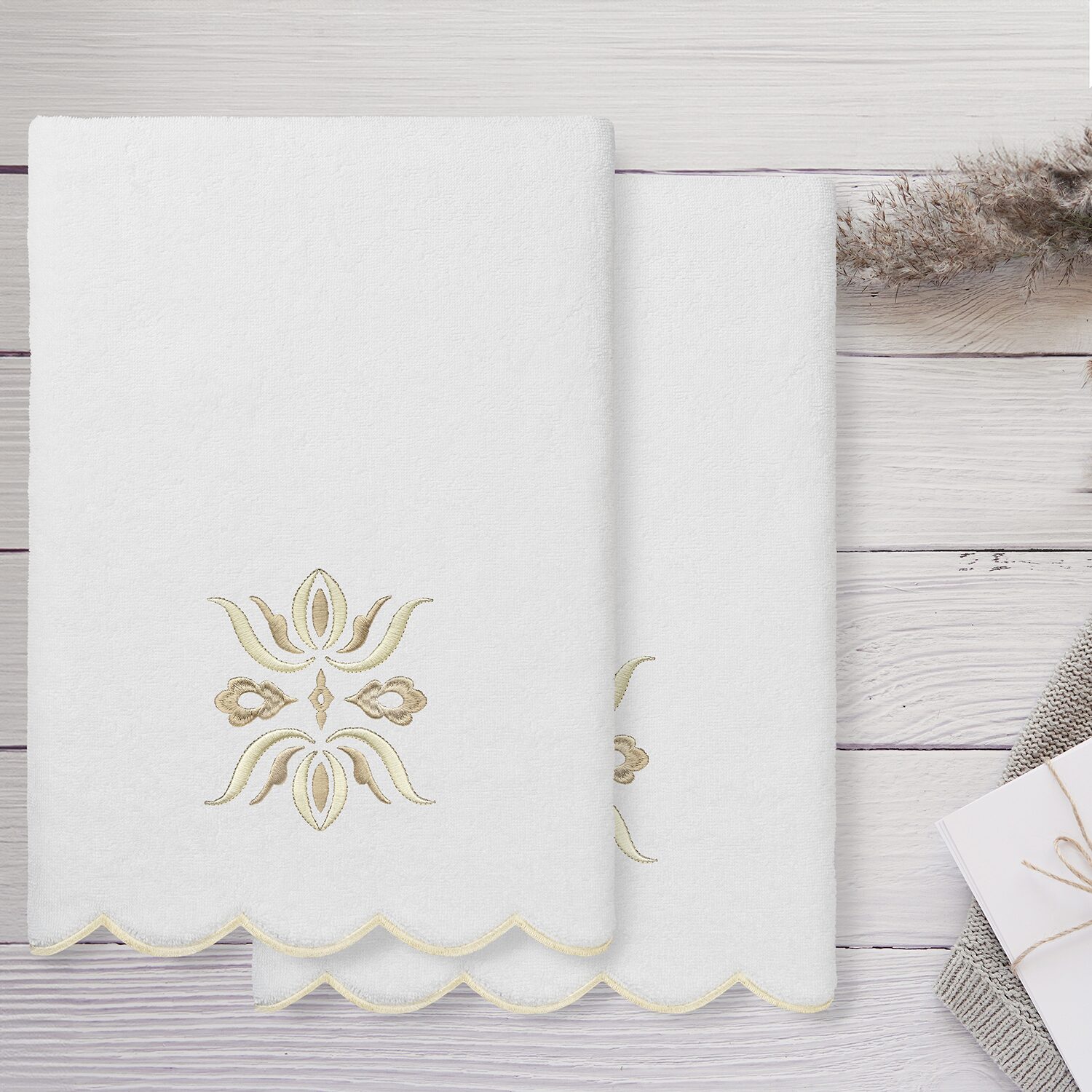 Linum Home Textiles Flower Crest Scallop 2-pc. Quick Dry Bath Towel Set