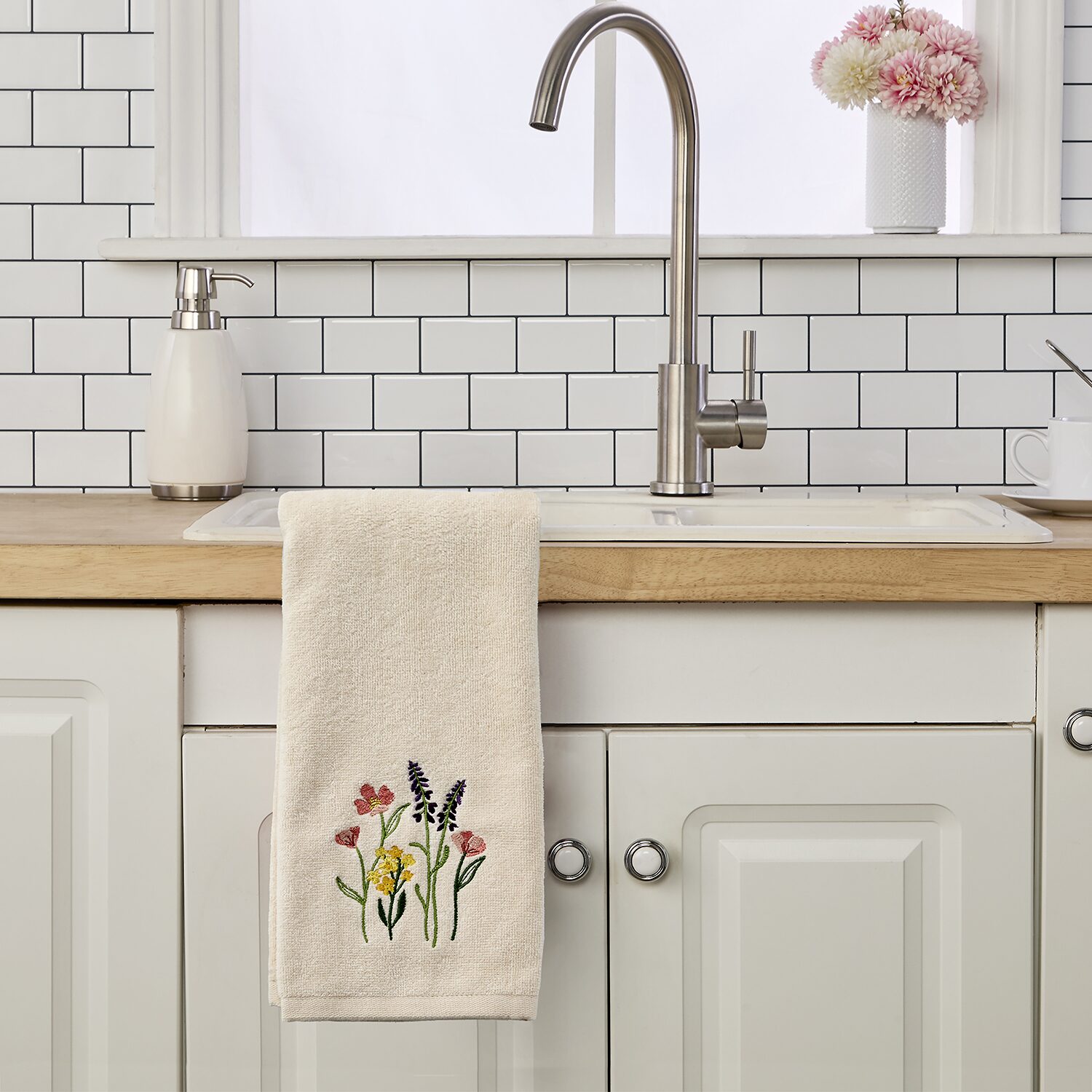 Saturday Knight Meadow Bouquet 2-pc. Floral Hand Towel