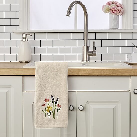 Saturday Knight Meadow Bouquet 2-pc. Floral Hand Towel