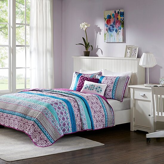 Intelligent Design Adley Reversible Quilt Set With Throw Pillows