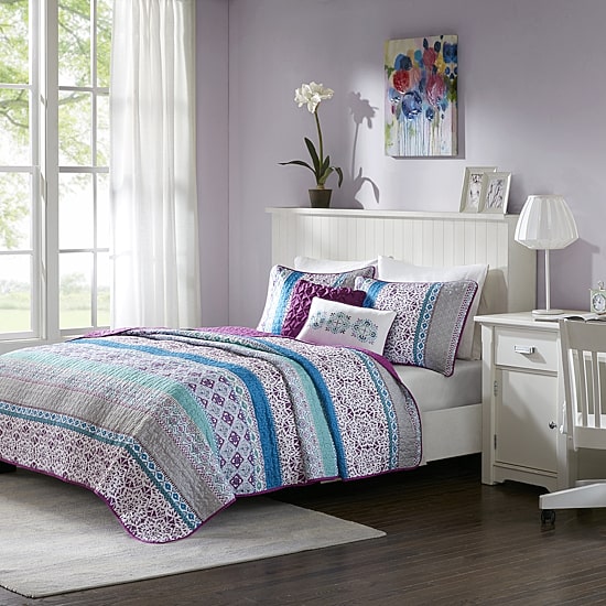 Intelligent Design Adley Reversible Quilt Set With Throw Pillows