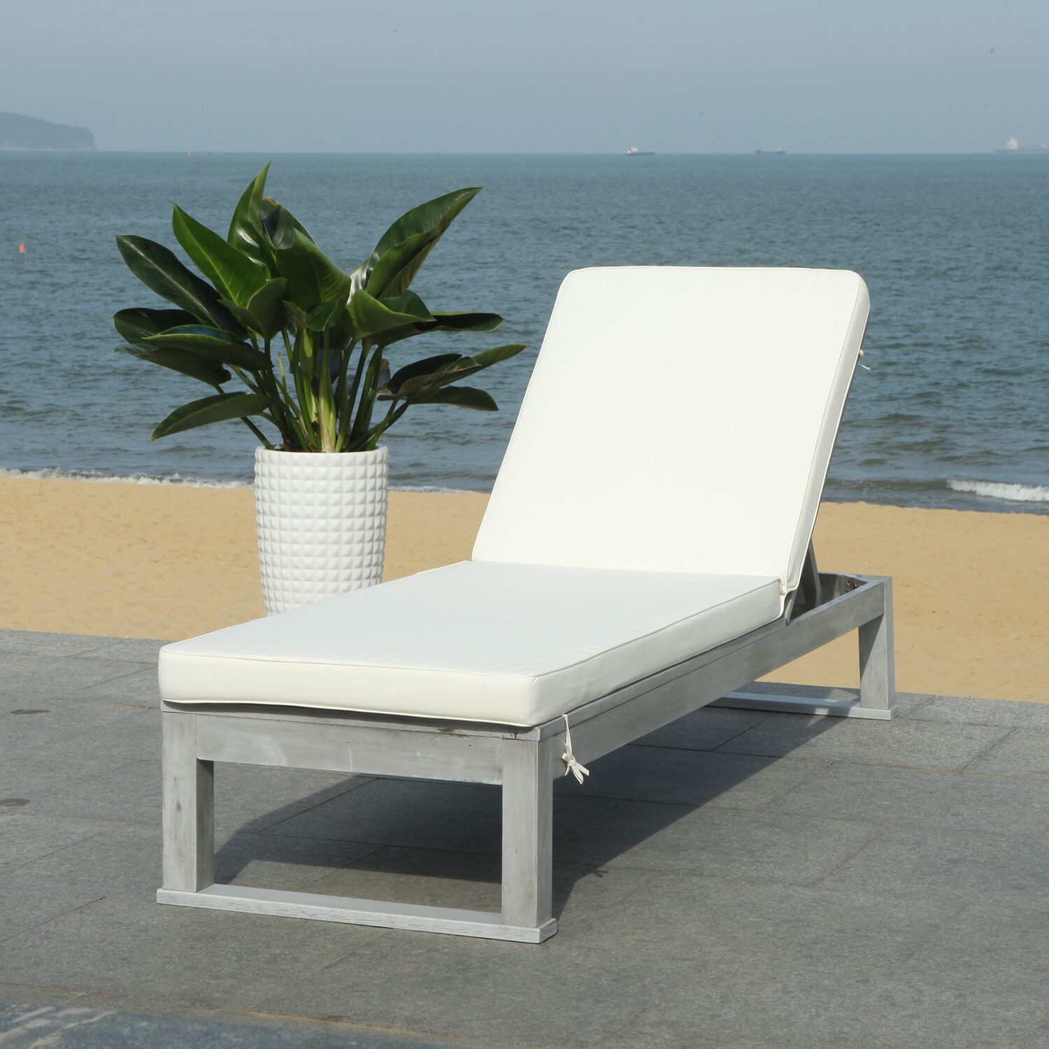 Safavieh Solano Collection Lounge Chair