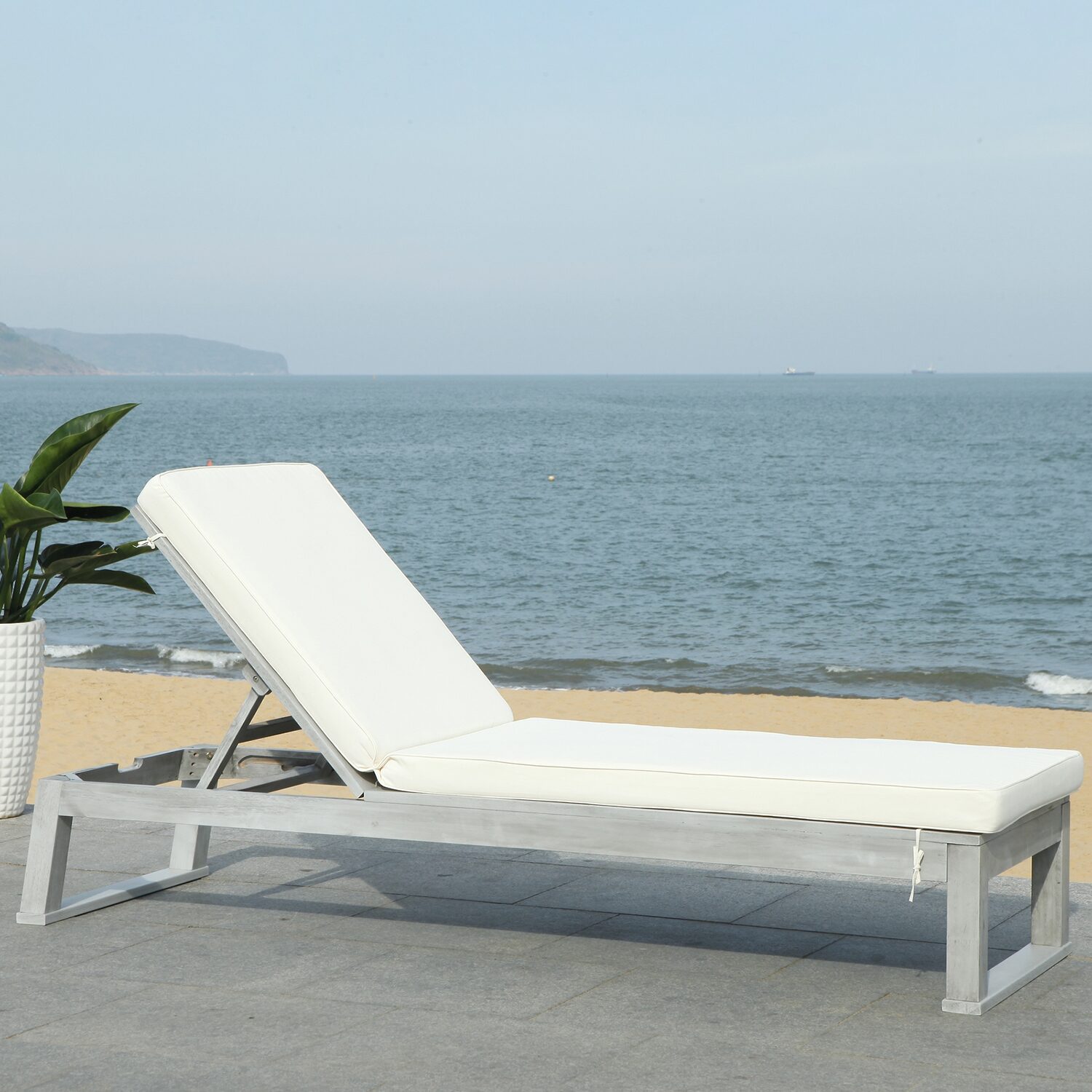 Safavieh Solano Collection Lounge Chair