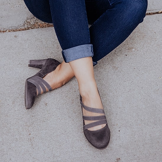 Journee Collection Loren Womens Round Closed Toe Stacked Heel Pumps