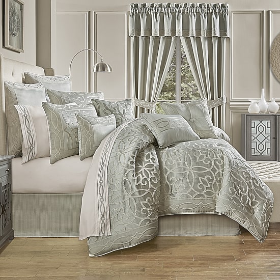 Five Queens Court Nouveau 4-pc. Geometric Comforter Set