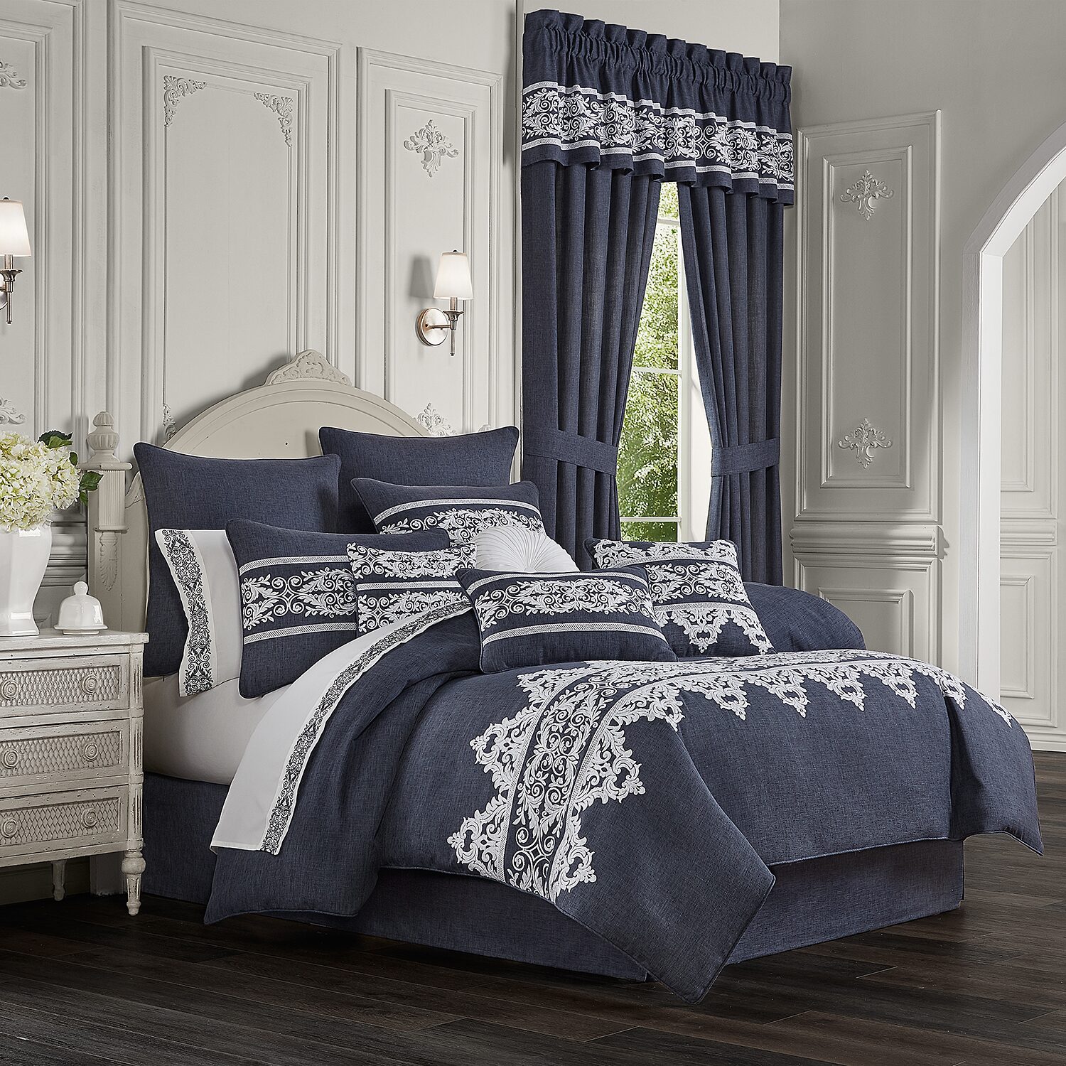 Five Queens Court Shelburne4-pc. Damask + Scroll Comforter Set