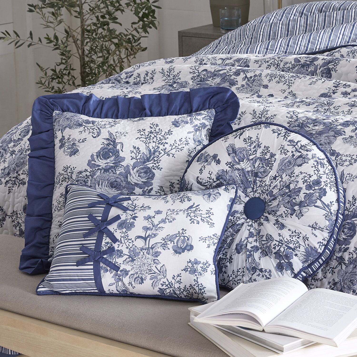 Laurel Manor Toile Garden Round Throw Pillow