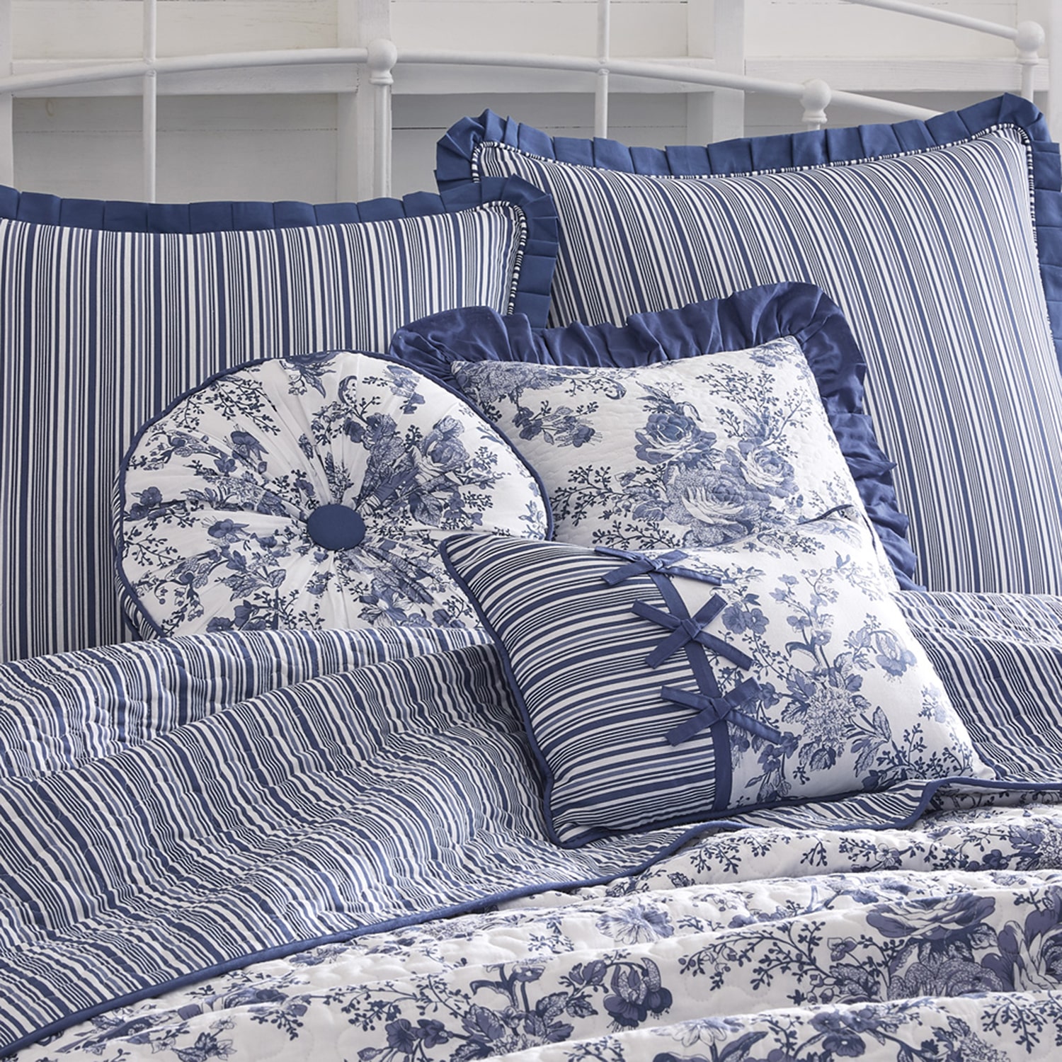Laurel Manor Toile Garden Round Throw Pillow