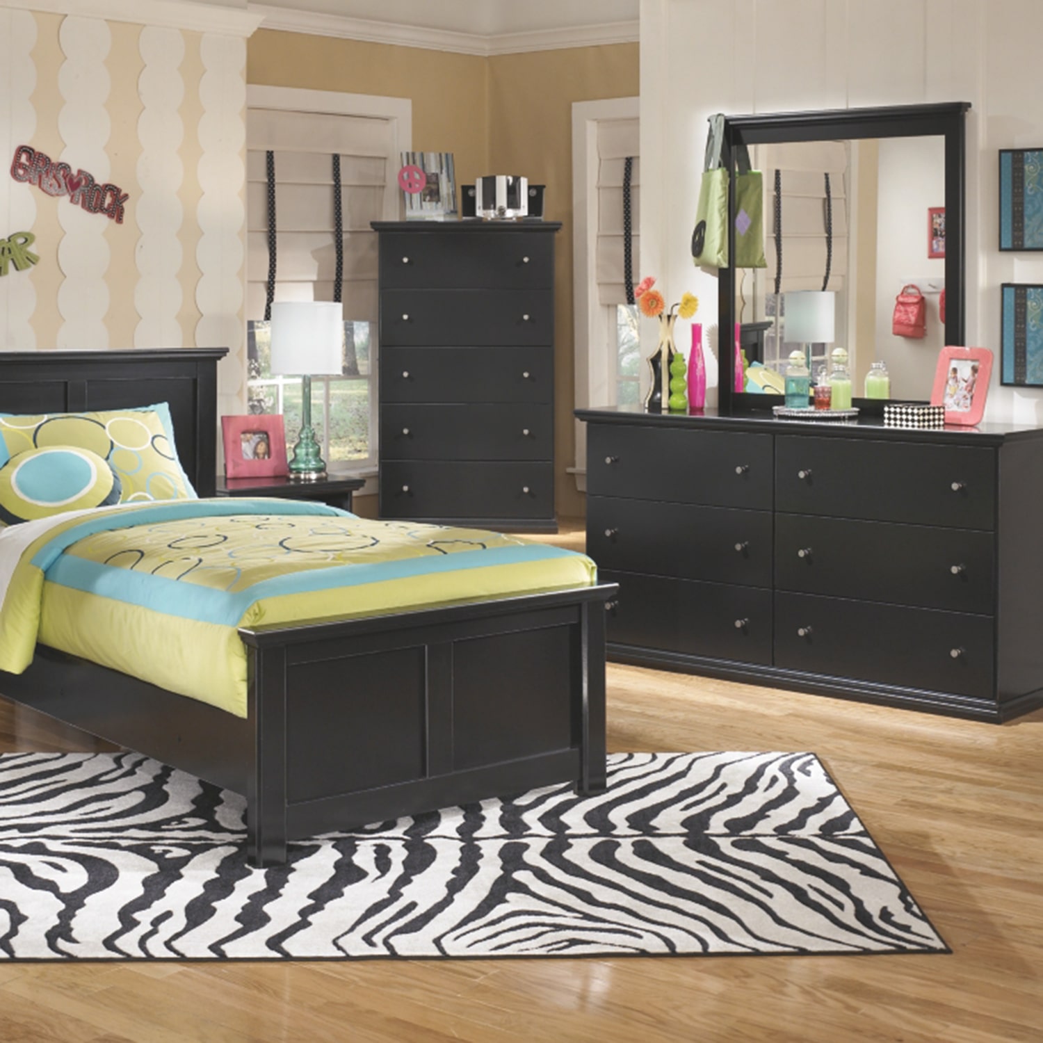 Signature Design by Ashley® Miley 5 Drawer Chest