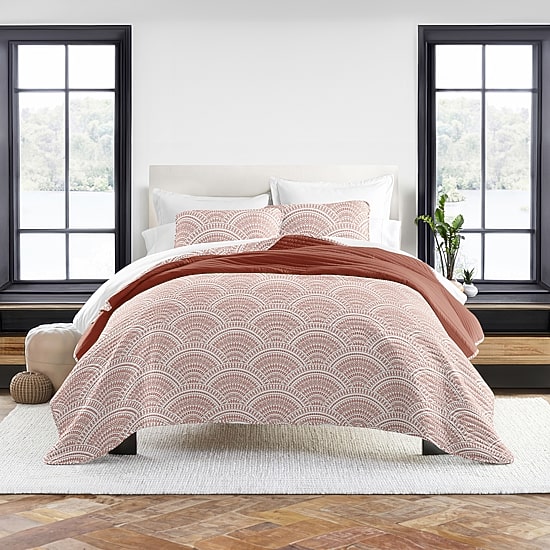 Casual Comfort Scallop REVERSIBLE Quilt Set