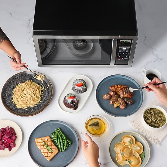 Farberware Classic FMO11AHTBKB 1.1 Cu. Ft. 1000-Watt Microwave Oven