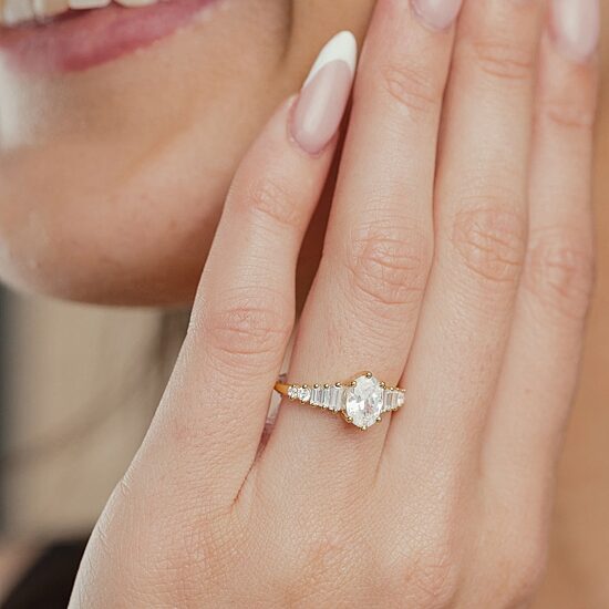 (Si2 / G) Womens 1 1/3 CT. T.W. Lab Grown White Diamond 10K Gold Oval Cocktail Ring