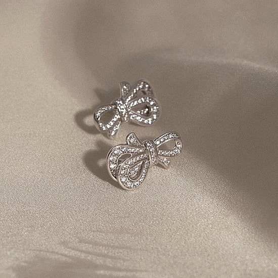 Diamonart Marilyn Monroe Simulated White Cubic Zirconia Platinum Over Silver 12.6mm Round Stud Earrings