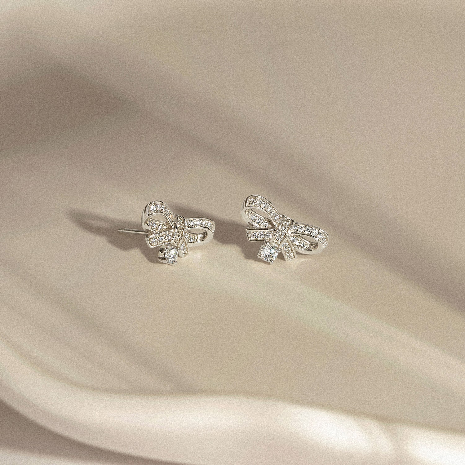 Diamonart Marilyn Monroe Simulated White Cubic Zirconia Platinum Over Silver 7.8mm Round Stud Earrings