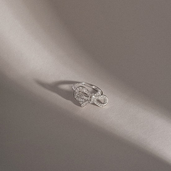 Diamonart Marilyn Monroe Womens Cubic Zirconia Platinum Over Silver Bow Cocktail Ring