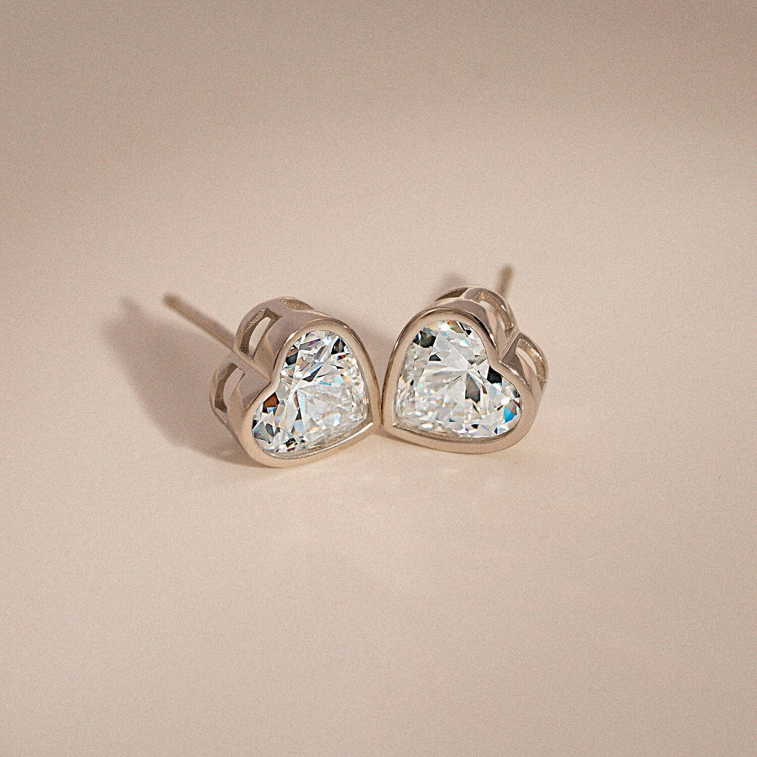Diamonart Marilyn Monroe 2 3/4 CT. T.W. White Cubic Zirconia Platinum Over Silver 7.8mm Heart Stud Earrings