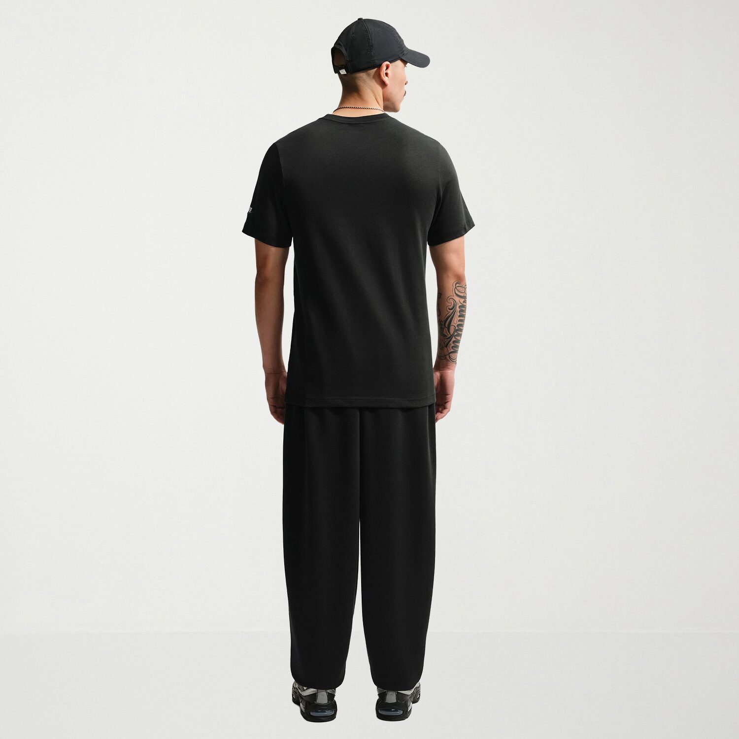 Nike Mens Round Neck Short Sleeve Classic Fit Graphic T-Shirt