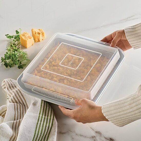 Farberware Bakeware 9" Cake Pan with Lid