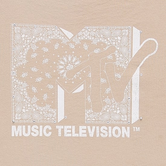 Mtv Off The Shoulder Womens Juniors Boat Neck Short Sleeve Regular Fit MTV Graphic T-Shirt