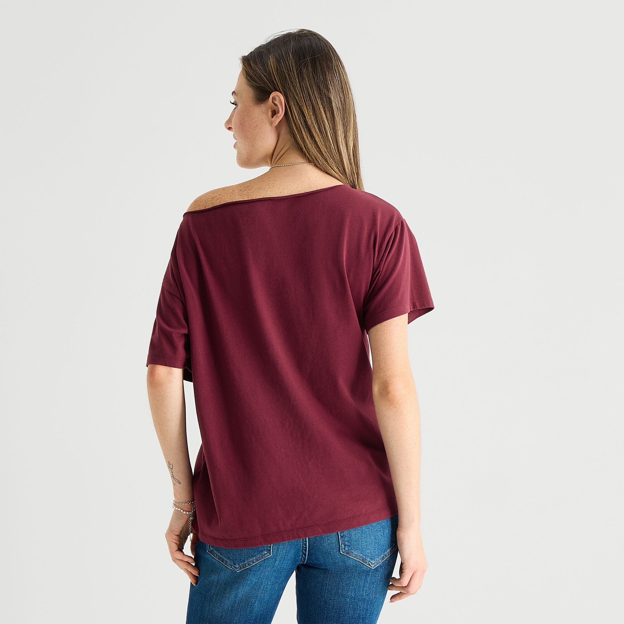 Arizona Womens Juniors Scoop Neck Short Sleeve Regular Fit Graphic T-Shirt