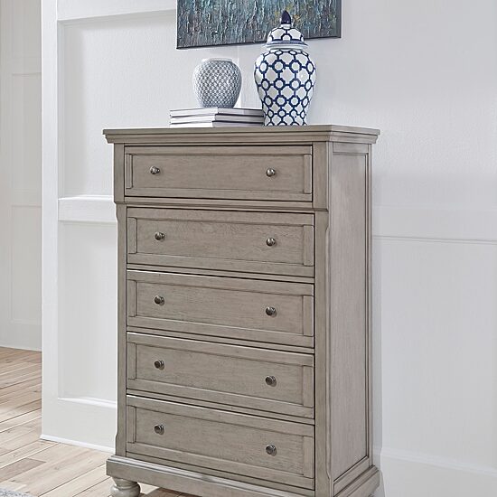Signature Design by Ashley Lettner 5-Drawer Chest of Drawers in Light Gray