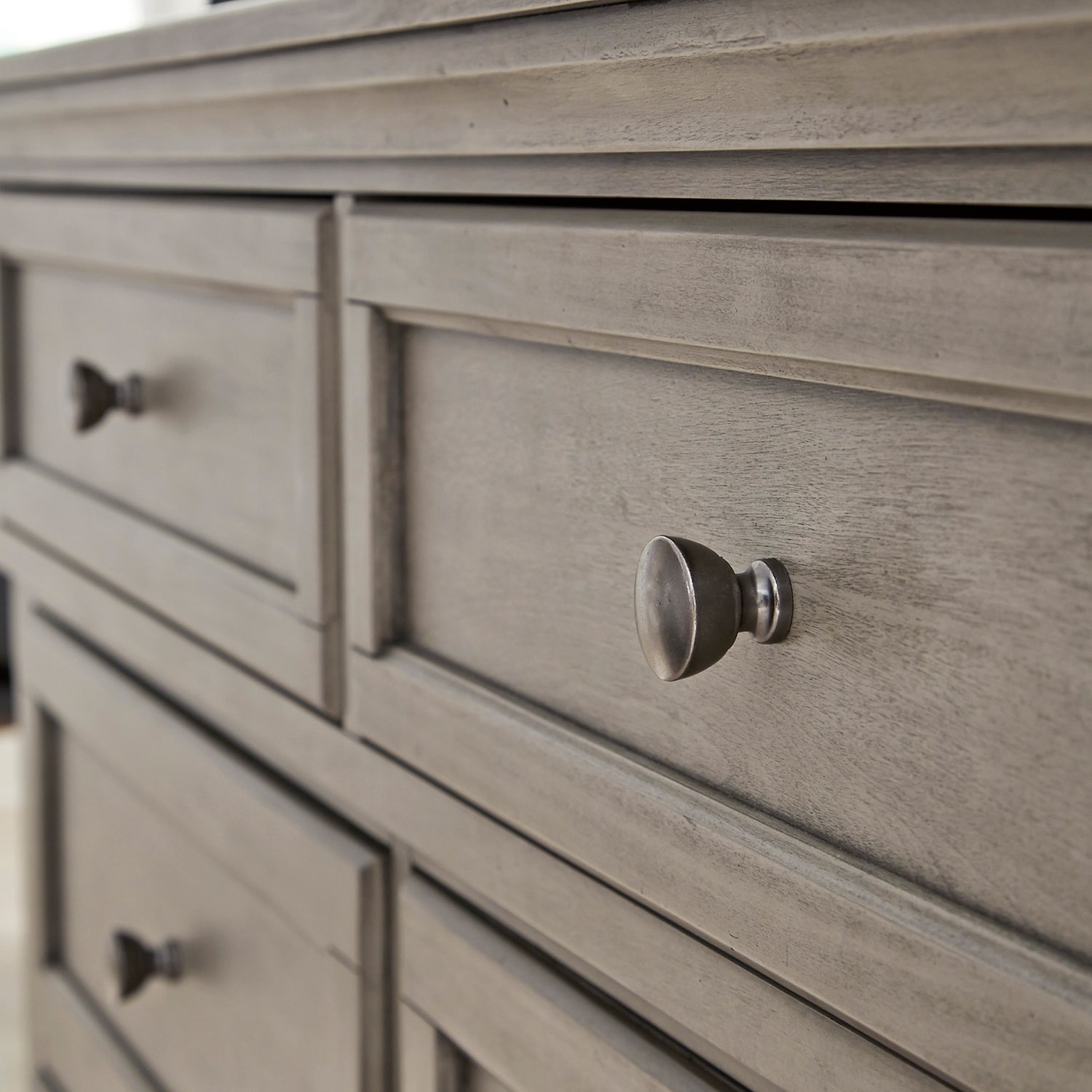 Signature Design by Ashley Lettner 5-Drawer Chest of Drawers in Light Gray