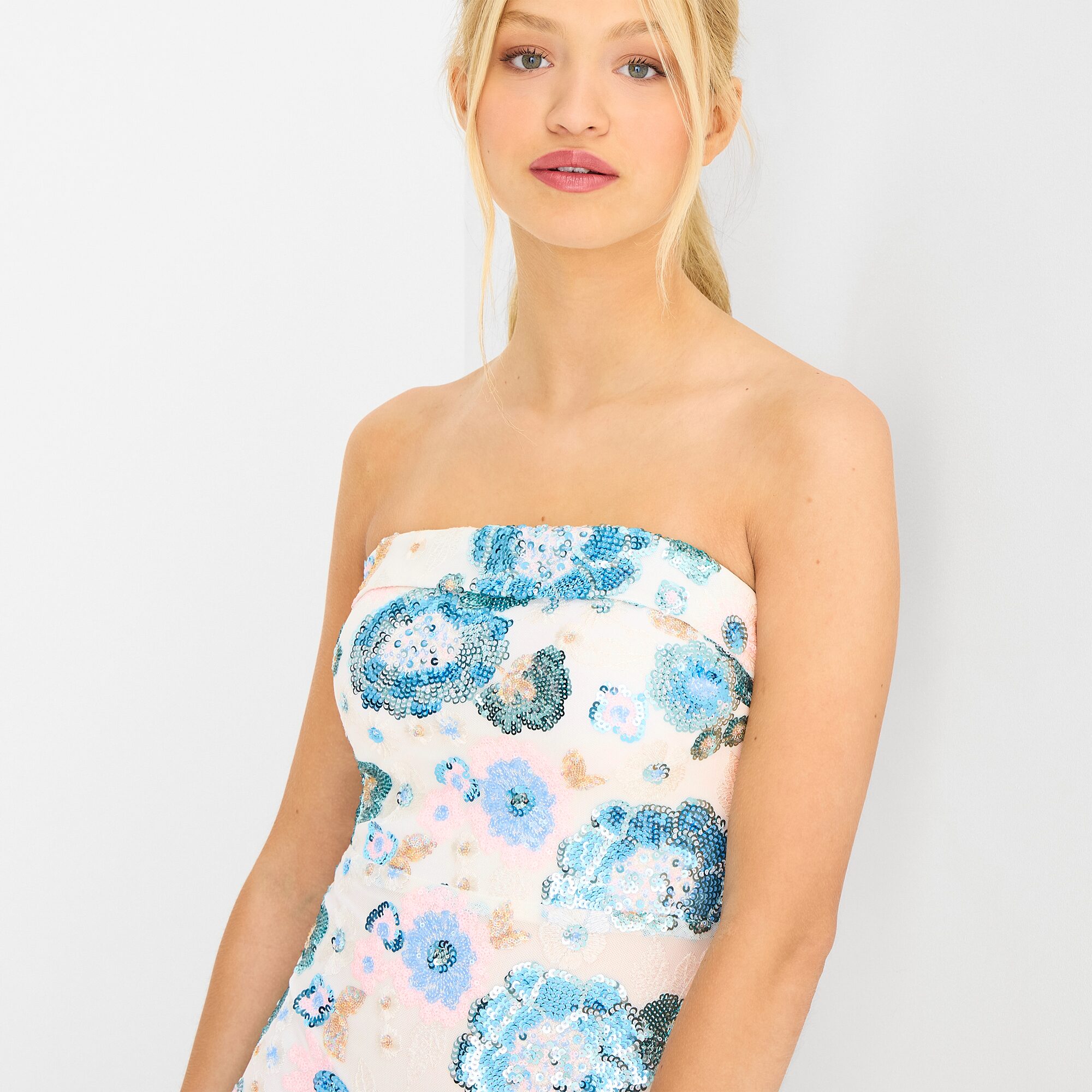 City Triangle Womens Juniors V Neck Sleeveless Embellished Embroidered Partially Lined Floral Bodycon Dress