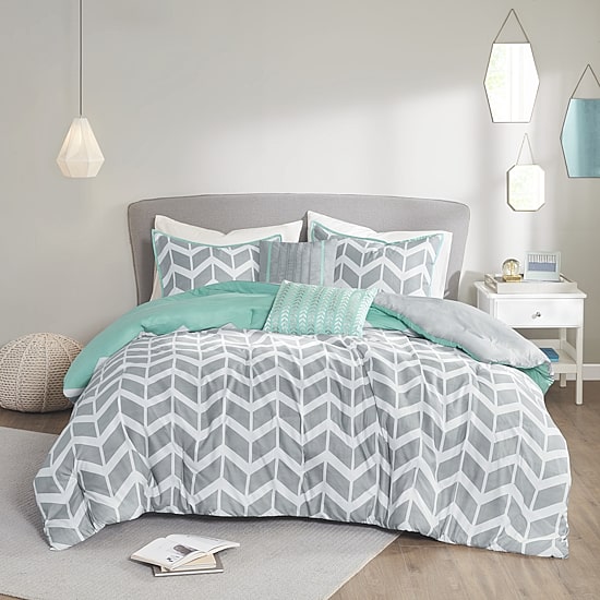 Intelligent Design Laila Comforter Set with decorative pillows