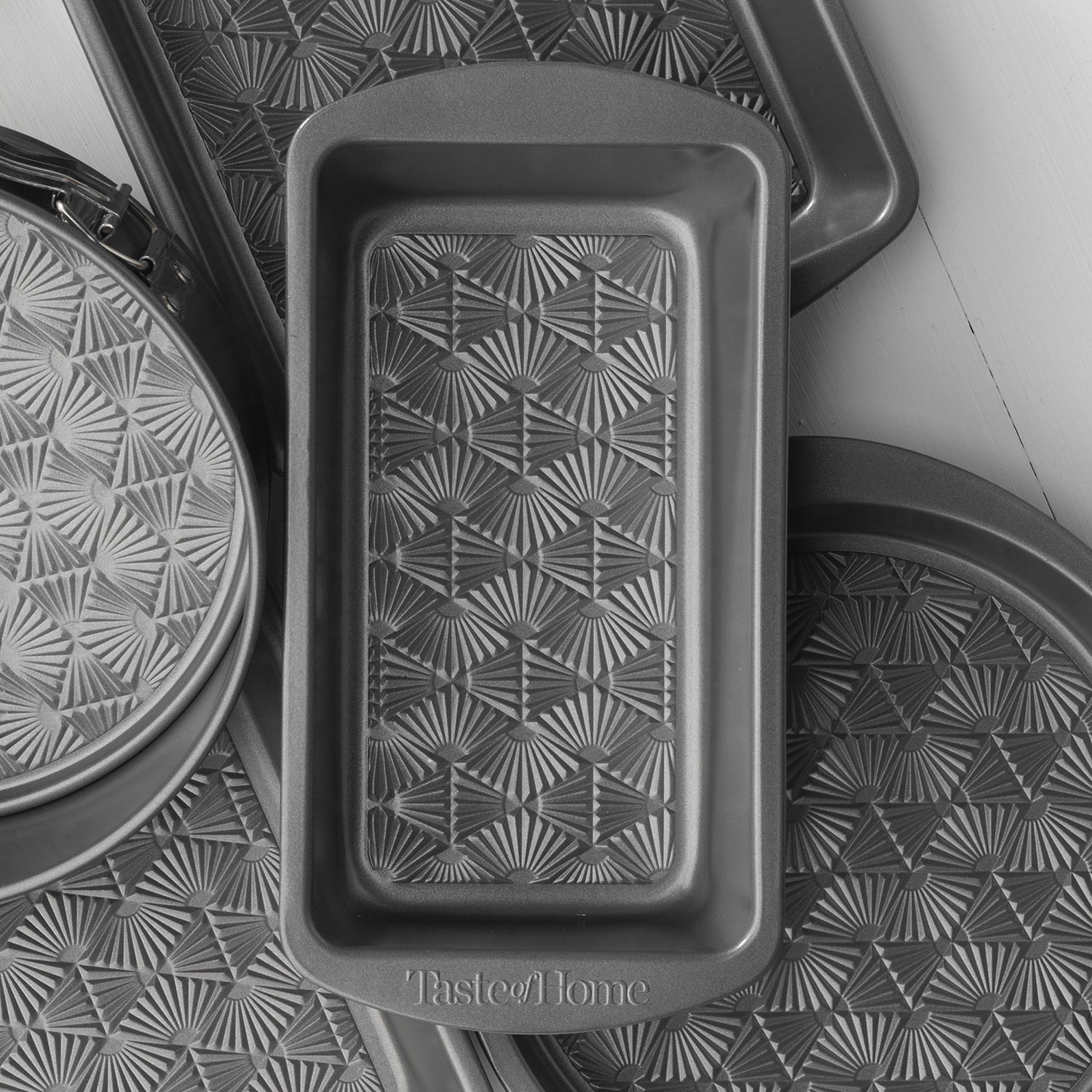 Taste of Home 9 x 5" Non-Stick Metal Loaf Pan