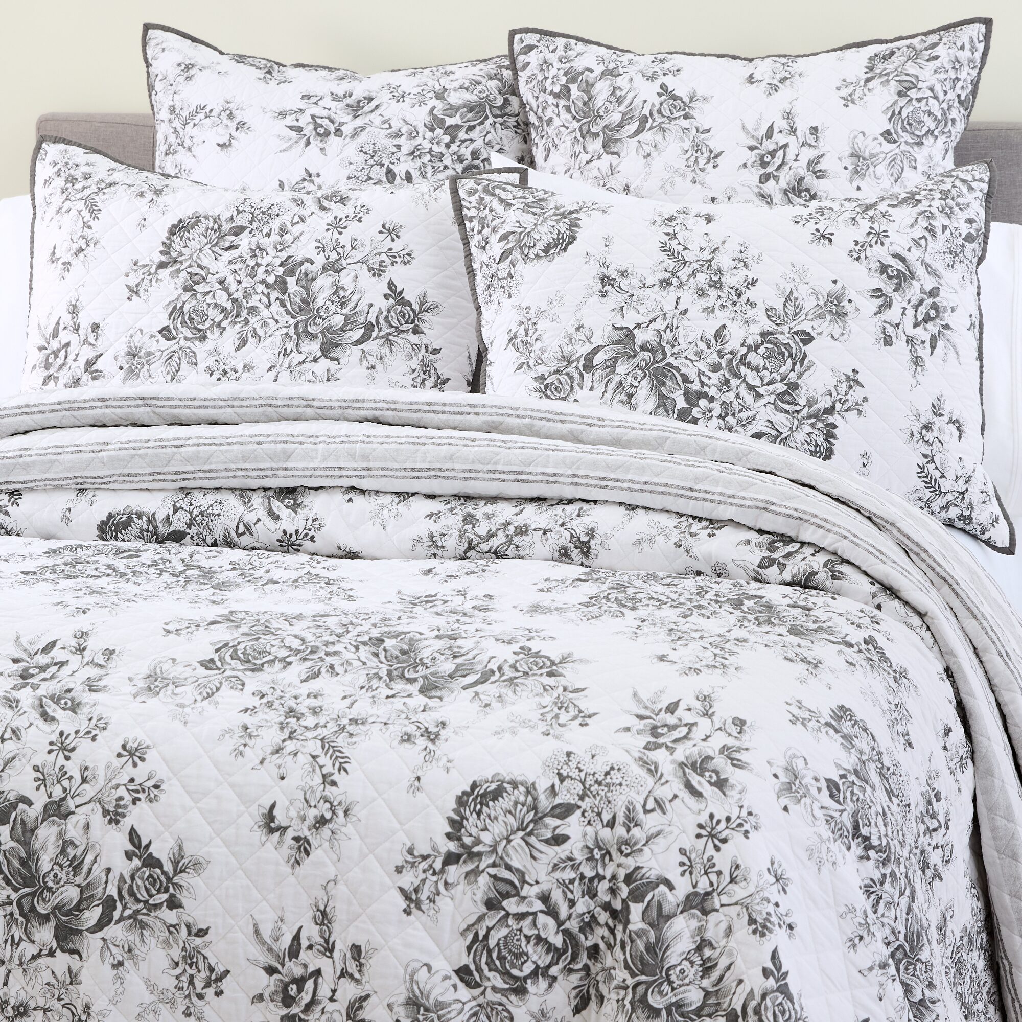 Linden Street Haven Toile Quilt