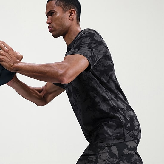 Nike Form Mens 7" Mid Rise Quick Dry Workout Shorts