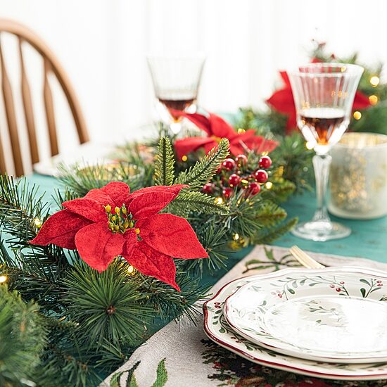 Glitzhome 9ft Pre-Lit Red Berries Christmas Indoor Garland