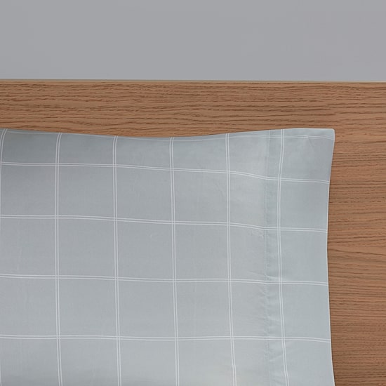 Intelligent Design James Complete Bed Set including Sheets with decorative pillow