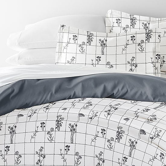 Casual Comfort Flower Field Pattern Oversized Reversible Duvet Cover Set