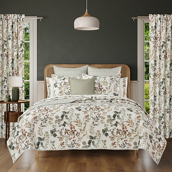 Royal Court Evergreen Floral Quilt Set