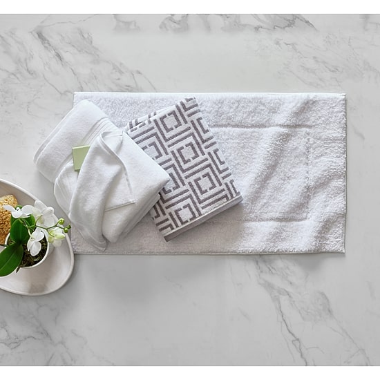 Liz Claiborne Signature Plush Logo Bath Towel