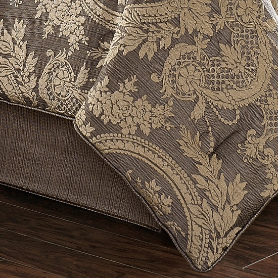 Five Queens Court Neapolitan 4-pc. Damask + Scroll Comforter Set