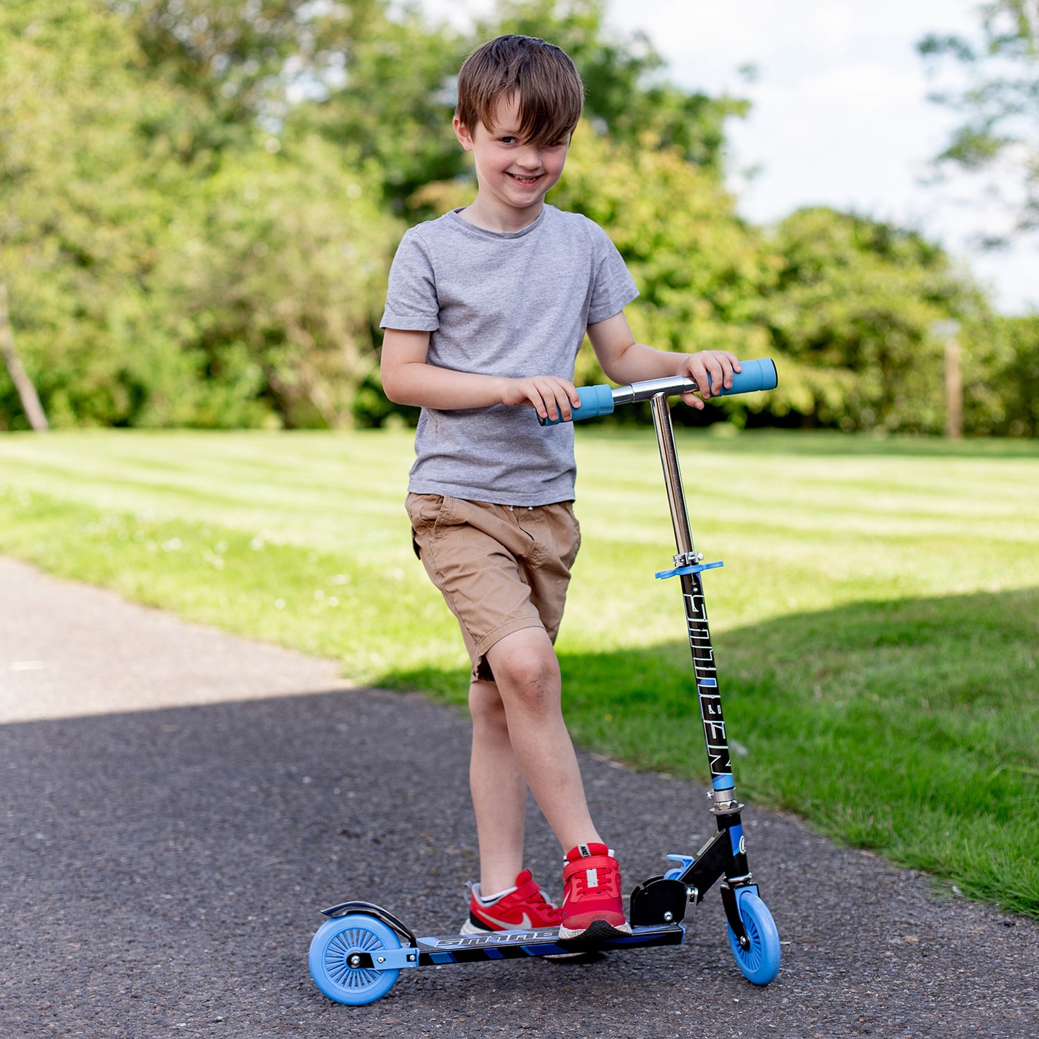 Ozbozz Nebulus Two Wheel Kids Scooter : Blue & Black Scooter
