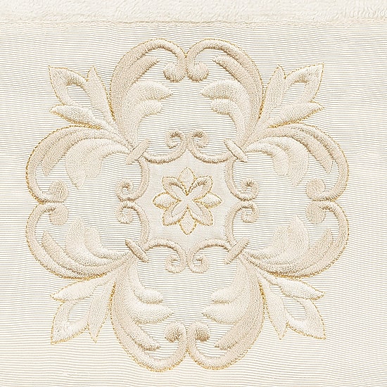 Linum Home Textiles Alyssa Embellished Embellished Medallion Bath Towel