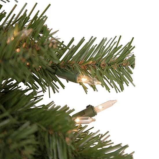 Northlight 18" Pre Lit Deluxe Dorchester Pine Wreath