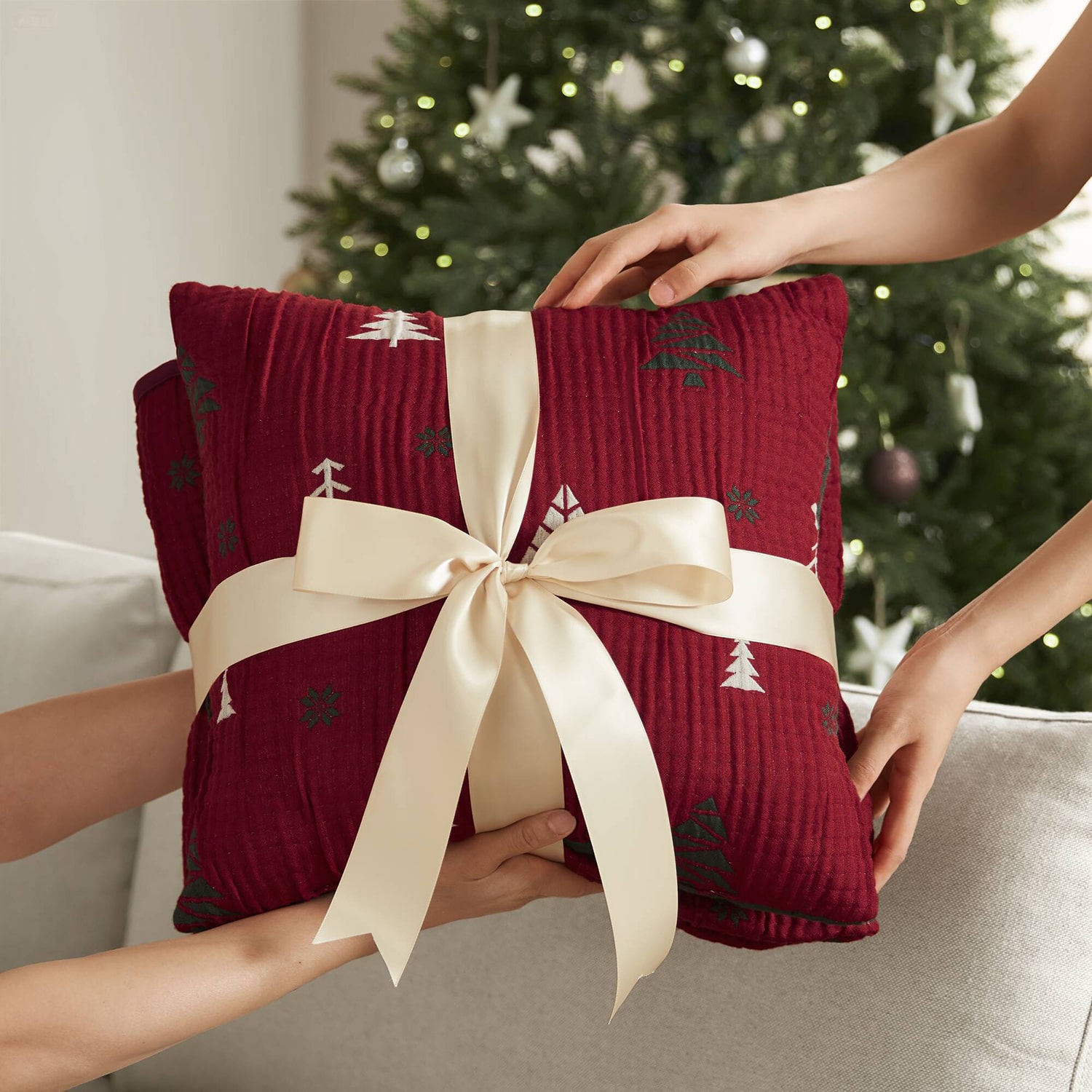 Madison Park Holly Christmas Jacquard 2 Piece Throw & Pillow Set