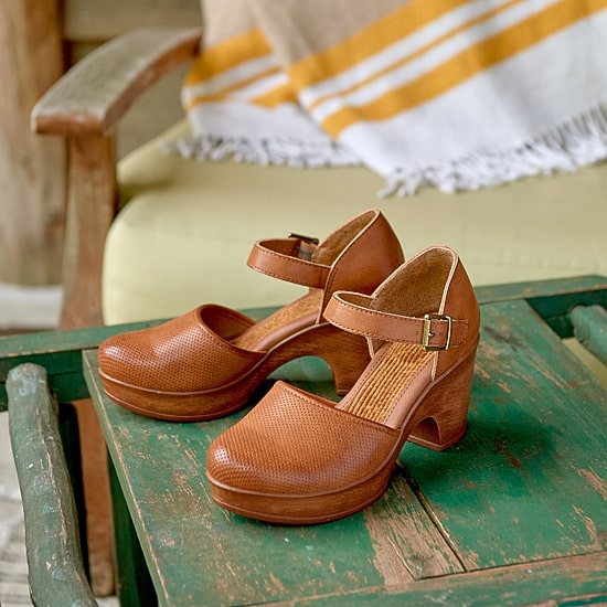 BOC by Born Gia Womens Round Closed Toe Clogs