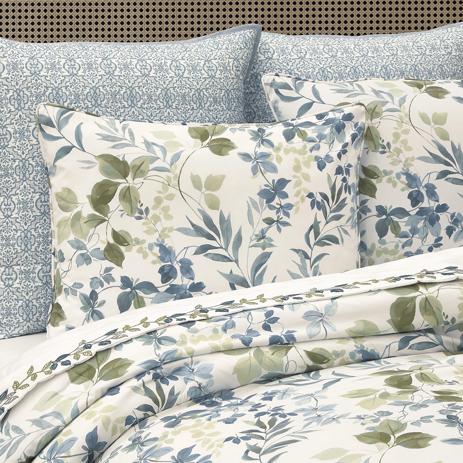 Royal Court Elwood 4-pc. Midweight Comforter Set
